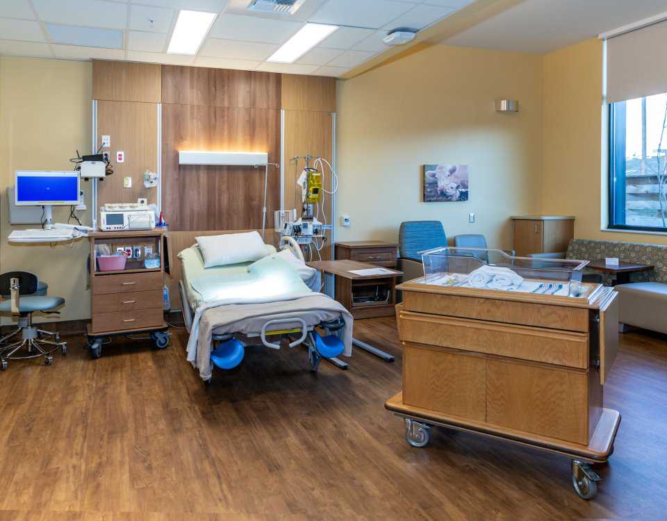 无卵代生供卵，冻胚移植后肚子胀气正常吗